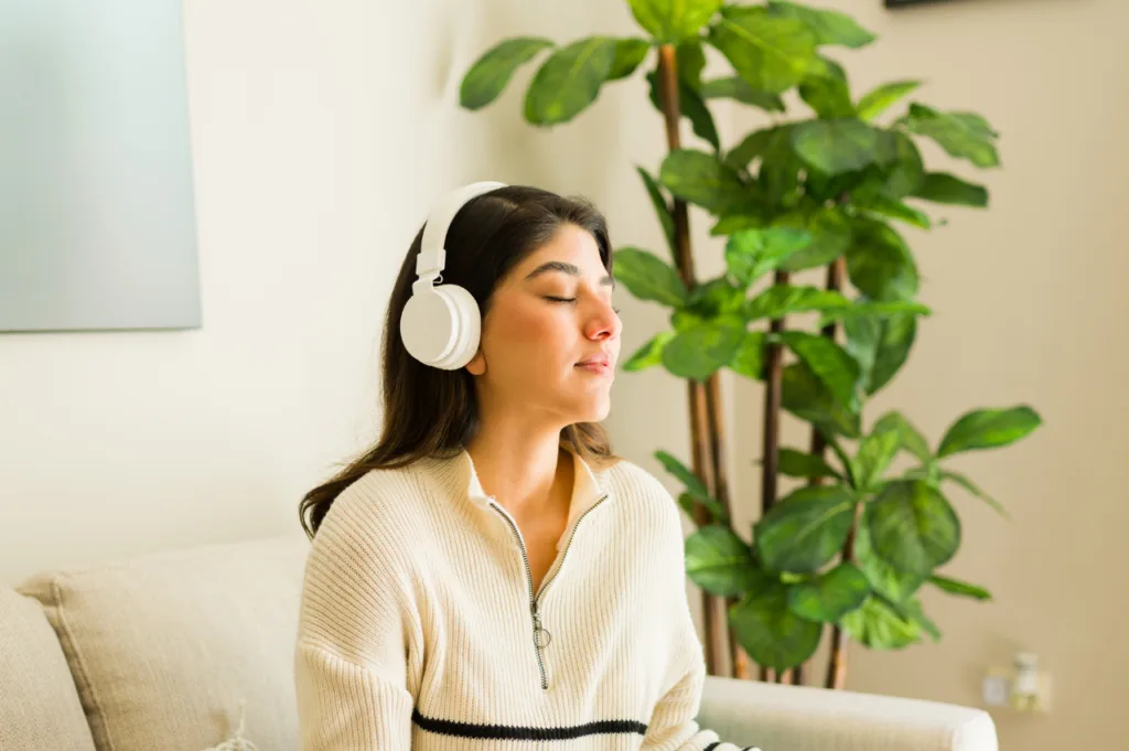 Femme méditant casque audio blanc relaxation avec maroussia bien être