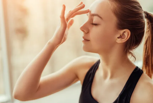 Relaxation profonde lumière hypnagogique Alpes-de-Haute-Provence Séance relaxation bien-être Lucia N°3 Maroussia L'Escale - femme détendue yeux fermés lumière douce
