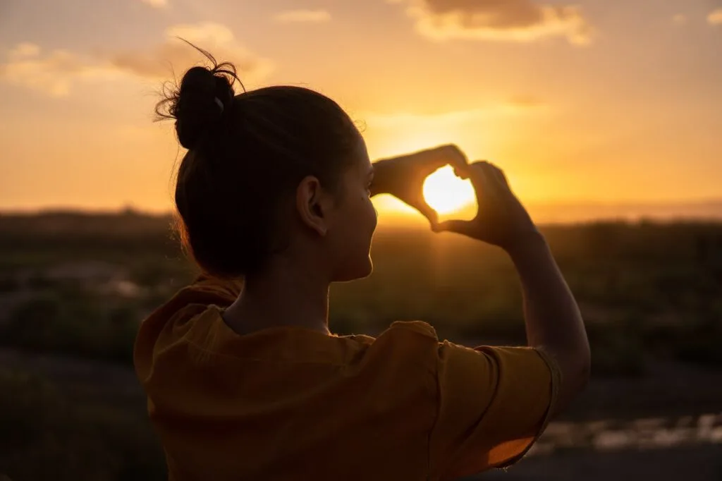 Bien-être et équilibre intérieur avec Maroussia - Kinésiologie et Lucia N°3 dans les Alpes-de-Haute-Provence Harmonie et bien-être holistique - Silhouette femme formant un coeur au coucher de soleil - Maroussia Bien-être L'Escale