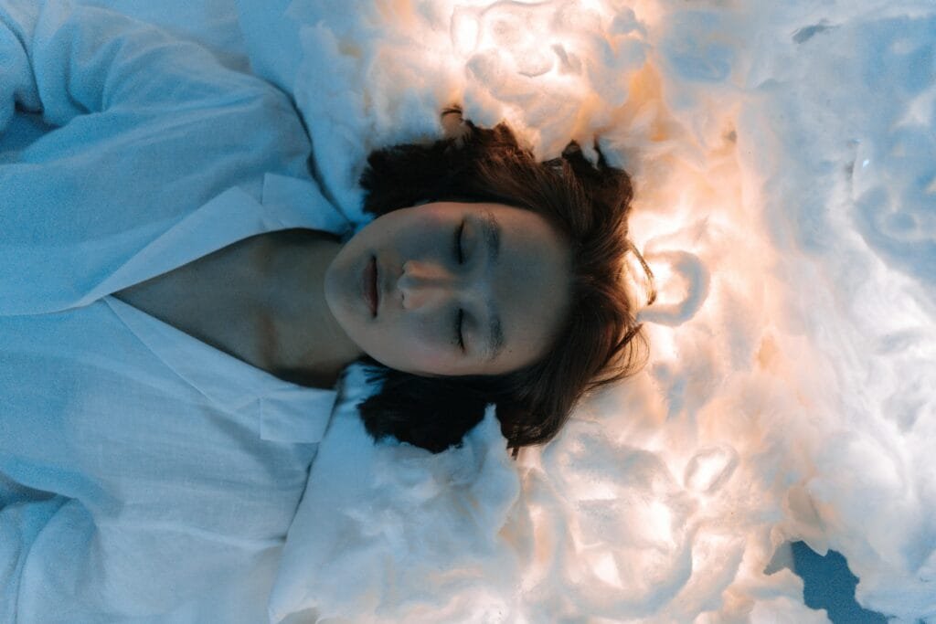 femme allongée relaxation profonde et bien être